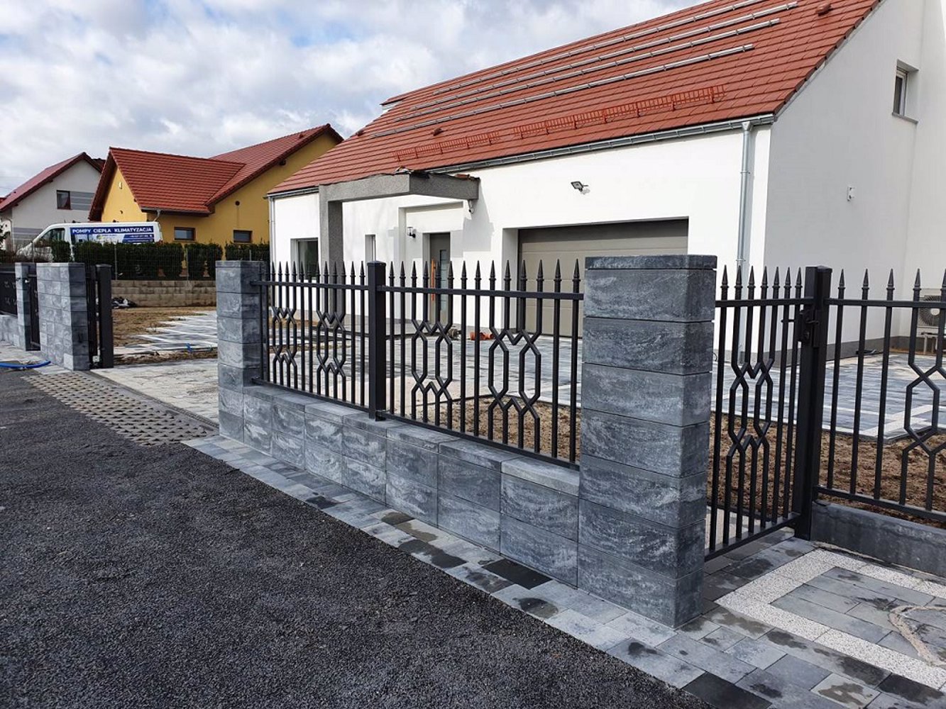 Co najpierw: instalacje, podjazd czy ogrodzenie – jak zaplanować kolejność prac wokół domu